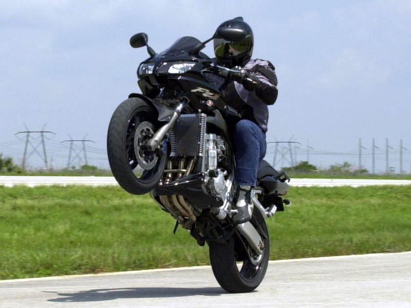 FZ1_Wheelie_01.JPG.e14a22f97f5e7141d5336f1d67a72ca6.JPG